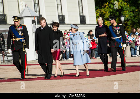 Oslo, Norvège. 10/10/2012. (De gauche)Le roi Harald vu avec le président finlandais Sauli, l'épouse de Niinsto Sauli Jenni Haukio et la reine Sonja, La Princesse Mette Marit et le Prince héritier Haakon. Banque D'Images