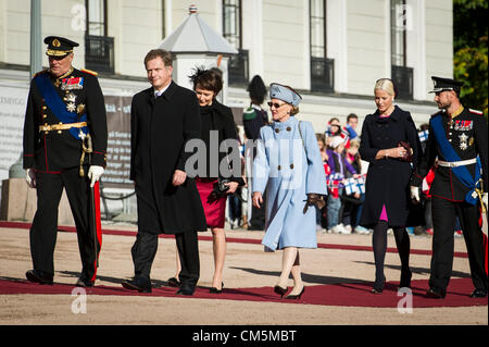 Oslo, Norvège. 10/10/2012. (De gauche)Le roi Harald vu avec le président finlandais Sauli, l'épouse de Niinsto Sauli Jenni Haukio et la reine Sonja, La Princesse Mette Marit et le Prince héritier Haakon. Banque D'Images