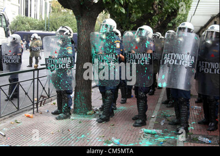 Athènes, Grèce. Le mardi 09 octobre 2012 Photo : la police anti-émeute ont été lancés par les manifestants dans la peinture la place Syntagma, devant le parlement grec. Re : la chancelière allemande Angela Merkel a promis que son pays continuera de l'appuyer dans la Grèce, lors de sa première visite à Athènes depuis la crise de la zone euro ont éclaté il y a près de trois ans. Mme Merkel a déclaré que la Grèce avait fait de bons progrès dans les rapports avec ses vastes dettes mais qu'il était sur un chemin "difficile". Des milliers de personnes qui accusent l'Allemagne pour imposer des mesures d'austérité douloureuses sur la Grèce protestent à Athènes. La police a utilisé des gaz lacrymogènes et stu Banque D'Images