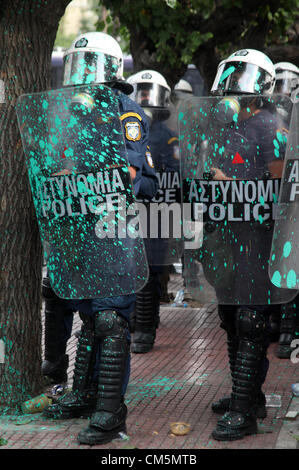 Athènes, Grèce. Le mardi 09 octobre 2012 Photo : la police anti-émeute ont été lancés par les manifestants dans la peinture la place Syntagma, devant le parlement grec. Re : la chancelière allemande Angela Merkel a promis que son pays continuera de l'appuyer dans la Grèce, lors de sa première visite à Athènes depuis la crise de la zone euro ont éclaté il y a près de trois ans. Mme Merkel a déclaré que la Grèce avait fait de bons progrès dans les rapports avec ses vastes dettes mais qu'il était sur un chemin "difficile". Des milliers de personnes qui accusent l'Allemagne pour imposer des mesures d'austérité douloureuses sur la Grèce protestent à Athènes. La police a utilisé des gaz lacrymogènes et stu Banque D'Images