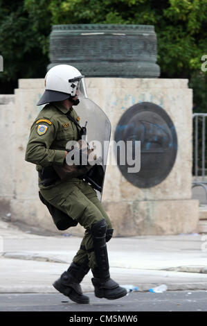 Athènes, Grèce. Le mardi 09 octobre 2012 Photo : la police anti-émeute dans la place Syntagma, devant le parlement grec. Re : la chancelière allemande Angela Merkel a promis que son pays continuera de l'appuyer dans la Grèce, lors de sa première visite à Athènes depuis la crise de la zone euro ont éclaté il y a près de trois ans. Mme Merkel a déclaré que la Grèce avait fait de bons progrès dans les rapports avec ses vastes dettes mais qu'il était sur un chemin "difficile". Des milliers de personnes qui accusent l'Allemagne pour imposer des mesures d'austérité douloureuses sur la Grèce protestent à Athènes. La police a utilisé des gaz lacrymogènes et des grenades assourdissantes contre les manifestants. Co Banque D'Images