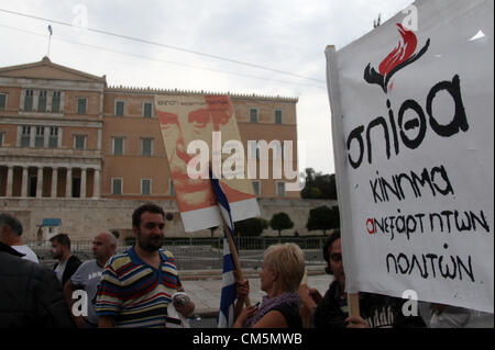 Athènes, Grèce. Le mardi 09 octobre 2012 Photo : Des manifestants à la place Syntagma, devant le parlement grec. Re : la chancelière allemande Angela Merkel a promis que son pays continuera de l'appuyer dans la Grèce, lors de sa première visite à Athènes depuis la crise de la zone euro ont éclaté il y a près de trois ans. Mme Merkel a déclaré que la Grèce avait fait de bons progrès dans les rapports avec ses vastes dettes mais qu'il était sur un chemin "difficile". Des milliers de personnes qui accusent l'Allemagne pour imposer des mesures d'austérité douloureuses sur la Grèce protestent à Athènes. La police a utilisé des gaz lacrymogènes et des grenades assourdissantes contre les manifestants. Cor Banque D'Images