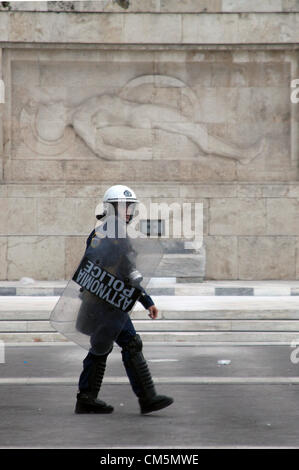 Athènes, Grèce. Le mardi 09 octobre 2012 Photo : une ligne de policiers anti-émeute par le monument du Soldat inconnu à la place Syntagma, devant le parlement grec. Re : la chancelière allemande Angela Merkel a promis que son pays continuera de l'appuyer dans la Grèce, lors de sa première visite à Athènes depuis la crise de la zone euro ont éclaté il y a près de trois ans. Mme Merkel a déclaré que la Grèce avait fait de bons progrès dans les rapports avec ses vastes dettes mais qu'il était sur un chemin "difficile". Des milliers de personnes qui accusent l'Allemagne pour imposer des mesures d'austérité douloureuses sur la Grèce protestent à Athènes. La police a Banque D'Images