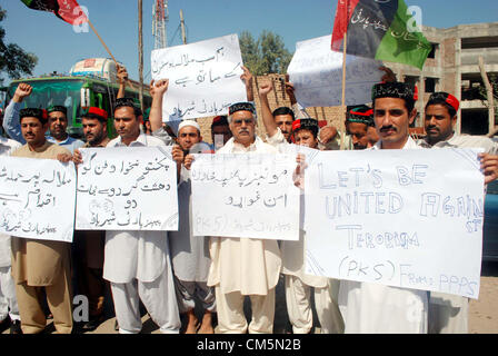 PESHAWAR, Pakistan, 10 OCT : militants de Peoples Party (SP) protestent contre l'attaque contre Malala Yousaf Zai lors d'une manifestation de protestation à Peshawar press club le mercredi, Octobre 10, 2012. Malala Yousaf Zai, un activiste des droits de l'enfant et la paix National Award Winner, a été grièvement blessé, avec un autre étudiant de fille, après un homme armé a tiré sur elle, mardi, dans la ville de Mingora Swat district pendant qu'elle retourne à la maison de l'école sur une camionnette. Fahad Pervez/PPI (Images). Banque D'Images