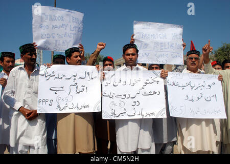 PESHAWAR, Pakistan, 10 OCT : militants de Peoples Party (SP) protestent contre l'attaque contre Malala Yousaf Zai lors d'une manifestation de protestation à Peshawar press club le mercredi, Octobre 10, 2012. Malala Yousaf Zai, un activiste des droits de l'enfant et la paix National Award Winner, a été grièvement blessé, avec un autre étudiant de fille, après un homme armé a tiré sur elle, mardi, dans la ville de Mingora Swat district pendant qu'elle retourne à la maison de l'école sur une camionnette. Fahad Pervez/PPI (Images). Banque D'Images