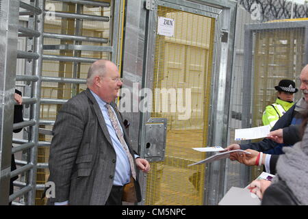 Offre des feuillets aux militants de Remploy Eric Pickles tout en laissant la CPI, Birmingham à la suite de la conférence du parti conservateur à Birmingham, Royaume-Uni Le mercredi, Octobre 10, 2012. Banque D'Images