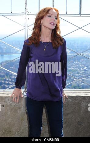 10 octobre 2012 - Manhattan, New York, États-Unis - Actrice Marcia Cross tours d'éclairage et de l'Empire State Building en l'honneur de planifier la Journée internationale de la fille, un jour adopté par l'Organisation des Nations Unies de reconnaître les droits des filles et les défis uniques auxquels font face les jeunes filles dans le monde, 10 octobre 2012. (Crédit Image : © Bryan Smith/ZUMAPRESS.com) Banque D'Images