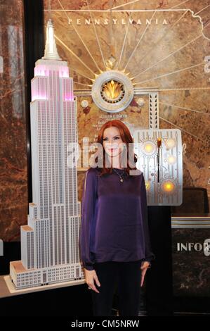 10 octobre 2012 - Manhattan, New York, États-Unis - Actrice Marcia Cross tours d'éclairage et de l'Empire State Building en l'honneur de planifier la Journée internationale de la fille, un jour adopté par l'Organisation des Nations Unies de reconnaître les droits des filles et les défis uniques auxquels font face les jeunes filles dans le monde, 10 octobre 2012. (Crédit Image : © Bryan Smith/ZUMAPRESS.com) Banque D'Images