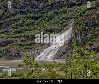 Le 5 juillet 2012 - Arrondissement de Juneau, Alaska, États-Unis - Nugget Falls, également connu sous le nom de Nugget Creek Falls ou Mendenhall Glacier Falls, est en aval du glacier. La cascade tombe 377 pieds à deux niveaux sur un banc dans Mendenhall Lake. (Crédit Image : © Arnold Drapkin/ZUMAPRESS.com) Banque D'Images