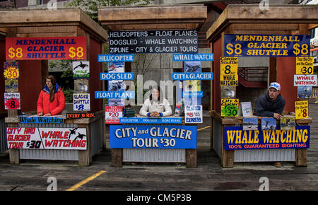 Le 5 juillet 2012 - Arrondissement de Juneau, Alaska, États-Unis - Kiosques sur le front de mer à Juneauâ Terminal de croisière de la vie marine de la publicité, des glaciers et des visites guidées d'hydravion et hélicoptère pour les croisiéristes. (Crédit Image : © Arnold Drapkin/ZUMAPRESS.com) Banque D'Images