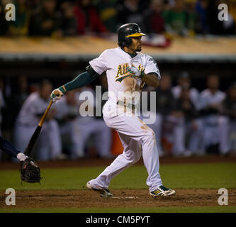 10 octobre 2012 - Oakland, Californie, USA - Athlétisme Coco Crisp des célibataires off plus près des Detroit Tigers Jose Valverde pour conduire dans le point gagnant dans l'Athlétisme 4-3 mercredi soir en trois jeu de l'ALDS le 10 octobre 2012 entre les Athletics d'Oakland et les Tigers de Detroit à O.co Coliseum à Oakland, Californie (crédit Image : © Jose Luis Villegas/Sacramento Bee/ZUMAPRESS.com) Banque D'Images