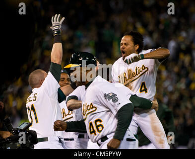 10 octobre 2012 - Oakland, Californie, États-Unis - les joueurs d'athlétisme mob Coco Crisp Croustillante après des célibataires off plus près des Detroit Tigers Jose Valverde pour conduire dans le point gagnant dans l'Athlétisme 4-3 mercredi soir en trois jeu de l'ALDS le 10 octobre 2012 entre les Athletics d'Oakland et les Tigers de Detroit à O.co Coliseum à Oakland, Californie (crédit Image : © Jose Luis Villegas/Sacramento Bee/ZUMAPRESS.com) Banque D'Images