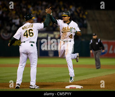 10 octobre 2012 - Oakland, Californie, USA - Athlétisme Coco Crisp et premier entraîneur de base Tye Waller célébrer après le single de plus près les Tigres Jose Valverde pour conduire dans le point gagnant dans l'Athlétisme 4-3 mercredi soir en trois jeu de l'ALDS le 10 octobre 2012 entre les Athletics d'Oakland et les Tigers de Detroit à O.co Coliseum à Oakland, Californie (crédit Image : © Jose Luis Villegas/Sacramento Bee/ZUMAPRESS.com) Banque D'Images