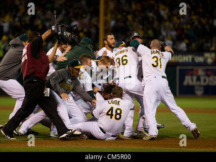 10 octobre 2012 - Oakland, Californie, États-Unis - les joueurs d'athlétisme mob Coco Crisp Croustillante après des célibataires off plus Tigres Jose Valverde pour conduire dans le point gagnant dans l'Athlétisme 4-3 mercredi soir en trois jeu de l'ALDS le 10 octobre 2012 entre les Athletics d'Oakland et les Tigers de Detroit à O.co Coliseum à Oakland, Californie (crédit Image : © Jose Luis Villegas/Sacramento Bee/ZUMAPRESS.com) Banque D'Images