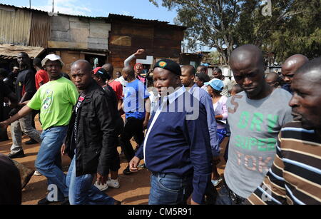 JOHANNESBURG, AFRIQUE DU SUD : expulsés Ligue de jeunesse de l'ANC Julius Malema, leader arrive dans Slovo Park règlement informel le 10 octobre 2012 à Johannesburg, Afrique du Sud. Les résidents invité Malema pour y répondre. (Photo par Gallo Images / Photos / Felix24 Dlangamandla) Banque D'Images