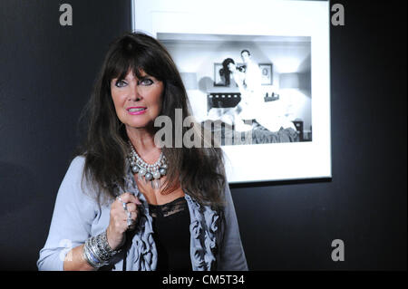 10 octobre 2012 - Moscou, Russie - octobre 10,2012.MOSCOU,RUSSIE. Sur la photo : actrice et Caroline Munro assiste à l'exposition multimédia Bond par GQ à Moscou. (Crédit Image : © Anton Belitskiy ZUMAPRESS.com)/PhotoXpress/ Banque D'Images