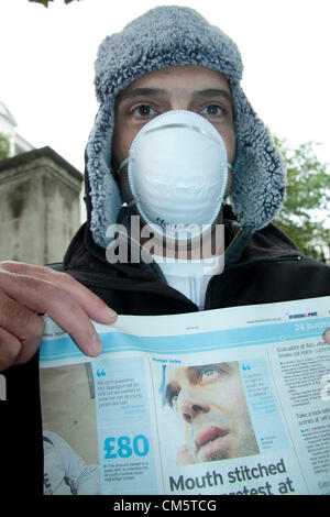 11 octobre 2012. London UK. Chauffeur de taxi Hassan Hoviat-Doust a cousu sa bouche fermée comme une protestation après avoir été congédié par sa compagnie de taxi à la suite de sa condamnation pour avoir agressé une passagère après discuter de la course jusqu'au 17 juillet de l'année dernière. Monsieur le Hoviat-Doust est de manifestations devant Downing Street à Whitehall en raison de sa condamnation pour voies de fait et de perdre son emploi Banque D'Images