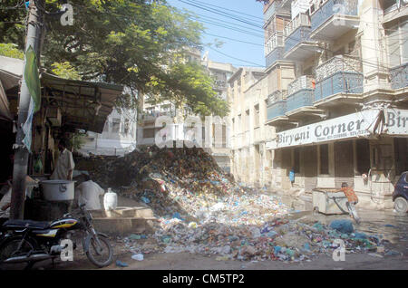 Voir l'eau stagnante de l'assainissement et le tas d'ordures de mettre par Wazir Mansion Street, près de l'endroit de naissance du fondateur du Pakistan Quaid-e-Azam Muhammad Ali Jinnah de créer des problèmes pour les résidents présentant une négligence de service concerné, à Karachi le jeudi 11 octobre, 2012.Images). Banque D'Images