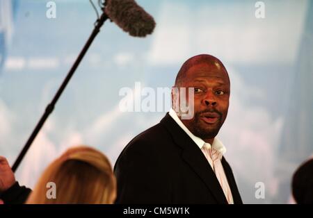 11 octobre 2012 - Manhattan, New York, États-Unis - NY Knicks PATRICK EWING légende arrive comme le Madison Square Garden célèbre les grands moments de la Patinoire de plus de 130 ans d'histoire avec un événement le Jeudi, Octobre 11, 2012 at Madison Square Park, l'emplacement de l'original et le deuxième le jardin des arènes. (Crédit Image : © Bryan Smith/ZUMAPRESS.com) Banque D'Images