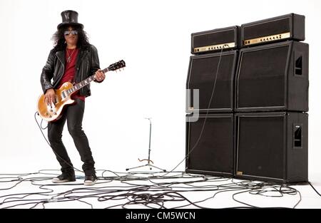 04 janv., 2012 - Los Angeles, Californie, États-Unis - aka SLASH Le guitariste RICHARD FORTUS lors d'un tournage vidéo Portrait Session à Los Angeles. Barre oblique est mieux connu comme l'ancien guitariste du groupe de hard rock américain Guns N' Roses, avec qui il a obtenu un succès mondial à la fin des années 1980 et au début des années 1990. (Crédit Image : © Brian Lowe/ZUMAPRESS.com) Banque D'Images