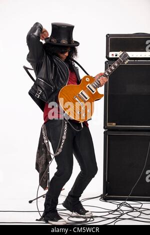 04 janv., 2012 - Los Angeles, Californie, États-Unis - aka SLASH Le guitariste RICHARD FORTUS lors d'un tournage vidéo Portrait Session à Los Angeles. Barre oblique est mieux connu comme l'ancien guitariste du groupe de hard rock américain Guns N' Roses, avec qui il a obtenu un succès mondial à la fin des années 1980 et au début des années 1990. (Crédit Image : © Brian Lowe/ZUMAPRESS.com) Banque D'Images