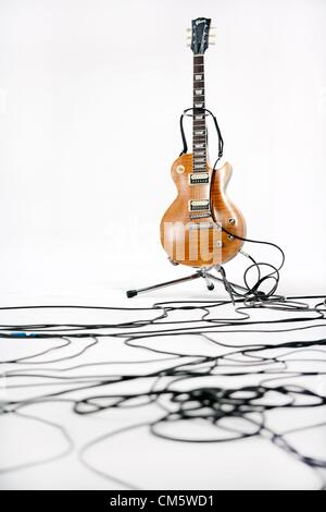 04 janv., 2012 - Los Angeles, Californie, États-Unis - aka SLASH Le guitariste RICHARD FORTUS lors d'un tournage vidéo Portrait Session à Los Angeles. Barre oblique est mieux connu comme l'ancien guitariste du groupe de hard rock américain Guns N' Roses, avec qui il a obtenu un succès mondial à la fin des années 1980 et au début des années 1990. (Crédit Image : © Brian Lowe/ZUMAPRESS.com) Banque D'Images