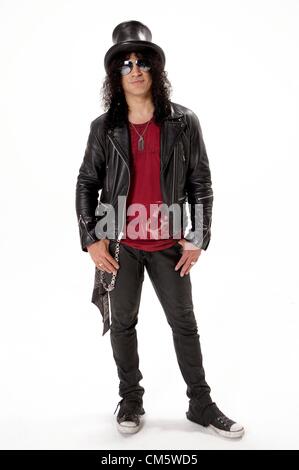 04 janv., 2012 - Los Angeles, Californie, États-Unis - aka SLASH Le guitariste RICHARD FORTUS lors d'un tournage vidéo Portrait Session à Los Angeles. Barre oblique est mieux connu comme l'ancien guitariste du groupe de hard rock américain Guns N' Roses, avec qui il a obtenu un succès mondial à la fin des années 1980 et au début des années 1990. (Crédit Image : © Brian Lowe/ZUMAPRESS.com) Banque D'Images