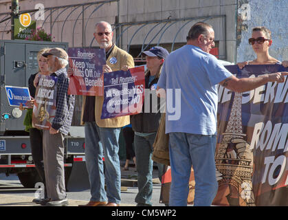 Asheville, Caroline du Nord, USA. 11 octobre 2012. Tenir les manifestants protestaient contre les signes de l'assurance-maladie de Mitt Romney à la politique de la campagne présidentielle de Mitt Romney rassemblement à Asheville, NC, USA, Octobre 11, 2012 Banque D'Images