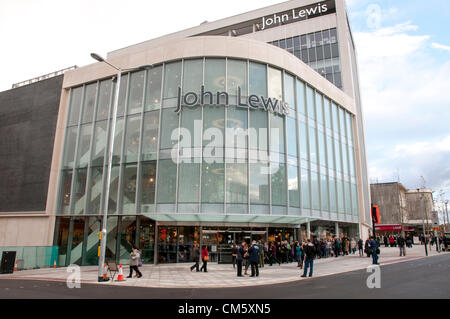 Exeter, Royaume-Uni. 12 octobre 2012. Le magasin John Lewis sur l'Exeter moning de l'ouverture avec plus de 150 clients d'attente autour de l'angle de la rue Sidwell en centre-ville d'Exeter, Royaume-Uni. Credit : Clive Chilvers / Alamy Live News Banque D'Images