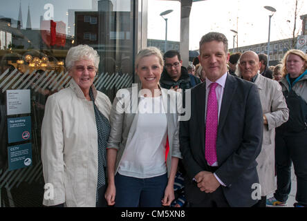 Exeter, Royaume-Uni. 12 octobre 2012. Premier dans la file d'attente pour l'ouverture de John Lewis Exeter, Pauline Roberts et Gemma Gill à Exeter City Center manager John Harvey lors de l'ouverture de magasin John Lewis à Exeter, Royaume-Uni. Credit : Clive Chilvers / Alamy Live News Banque D'Images