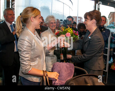 Exeter, Royaume-Uni. 12 octobre 2012. Gemma & Pauline Gill Roberts reçoit une bouteille de Champagne de la direction générale de Kate mangeoire de John Lewis Exeter, Kate Connock pour être le premier dans le commerce au cours de l'ouverture de magasin John Lewis à Exeter, Royaume-Uni. Credit : Clive Chilvers / Alamy Live News Banque D'Images