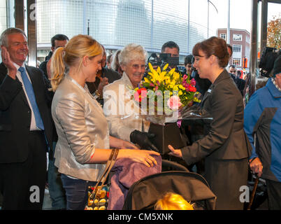 Exeter, Royaume-Uni. 12 octobre 2012. Gemma & Pauline Gill Roberts reçoit des fleurs de la direction générale de Kate mangeoire de John Lewis Exeter, Kate Connock pour être le premier dans le commerce au cours de l'ouverture de magasin John Lewis à Exeter, Royaume-Uni. Credit : Clive Chilvers / Alamy Live News Banque D'Images