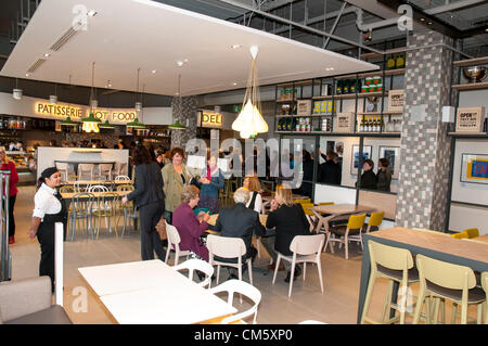 Exeter, Royaume-Uni. 12 octobre 2012. Le café au nouveau magasin John Lewis au cours de l'ouverture de magasin John Lewis à Exeter, Royaume-Uni. Credit : Clive Chilvers / Alamy Live News Banque D'Images