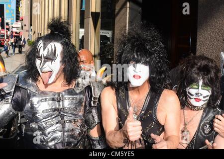 Les membres de Kiss Gene Simmons, Paul Stanley, Eric Singer, entrez le Sirius XM Studios dehors et environ pour la célébrité CANDIDS-THU, Manhattan, New York, NY Le 11 octobre 2012. Photo par : Ray Tamarra/Everett Collection Banque D'Images