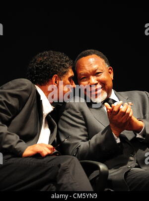 JOHANNESBURG, AFRIQUE DU SUD : Vice-président Kgalema Motlanthe et l'auteur de sa biographie Ebrahim Harvey lors du lancement de son livre 'Kgalema Motlanthe : A Political Biography" le 11 octobre 2012 à Johannesburg, Afrique du Sud. (Photo par Gallo Images / City Press / Muntu Vilakazi) Banque D'Images