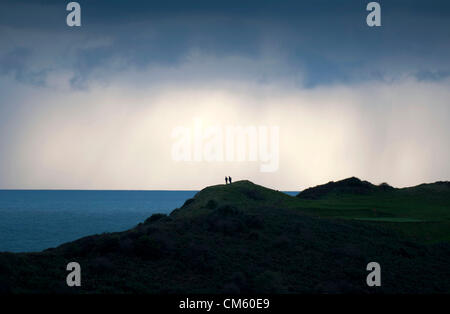 Langland Bay - Swansea - UK - 12 octobre 2012 : storm clouds gathering sur le golf à Langland Bay ce soir les marcheurs admirez la vue sur le canal de Bristol. Banque D'Images