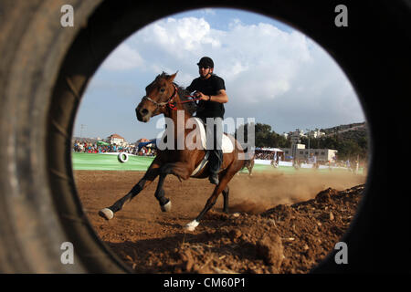 13 octobre 2012 - Ramallah, Cisjordanie, territoire palestinien - jockeys palestinien lors d'une course de championnat annuel dans le village cisjordanien de Turmus Aya, près de Ramallah, le 12 octobre 2012. Près de 60 concurrents ont pris part à la troisième édition annuelle du championnat local organisé par l'Equestrian Club Turmus Aya le vendredi (crédit Image : © Issam Rimawi APA/Images/ZUMAPRESS.com) Banque D'Images