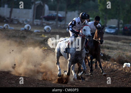 13 octobre 2012 - Ramallah, Cisjordanie, territoire palestinien - jockeys palestinien lors d'une course de championnat annuel dans le village cisjordanien de Turmus Aya, près de Ramallah, le 12 octobre 2012. Près de 60 concurrents ont pris part à la troisième édition annuelle du championnat local organisé par l'Equestrian Club Turmus Aya le vendredi (crédit Image : © Issam Rimawi APA/Images/ZUMAPRESS.com) Banque D'Images