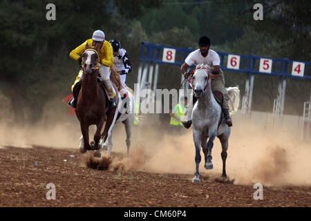 13 octobre 2012 - Ramallah, Cisjordanie, territoire palestinien - jockeys palestinien lors d'une course de championnat annuel dans le village cisjordanien de Turmus Aya, près de Ramallah, le 12 octobre 2012. Près de 60 concurrents ont pris part à la troisième édition annuelle du championnat local organisé par l'Equestrian Club Turmus Aya le vendredi (crédit Image : © Issam Rimawi APA/Images/ZUMAPRESS.com) Banque D'Images