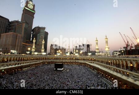 13 octobre 2012 - La Mecque, La Mecque, en Arabie Saoudite - pèlerins musulmans se déplacer autour de la Kaaba dans la grande mosquée pendant le hajj annuel à La Mecque, l'Arabie saoudite, le 12 octobre 2012. Quelque 2,5 millions de musulmans de plus de 160 pays se réunissent chaque année sur les villes islamiques de La Mecque et Médine dans l'ouest de l'Arabie saoudite pour le hadj (pèlerinage Image Crédit : © Moemen Faiz/APA Images/ZUMAPRESS.com) Banque D'Images