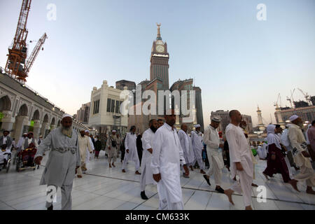 13 octobre 2012 - La Mecque, La Mecque, en Arabie Saoudite - pèlerins musulmans se déplacer autour de la Kaaba dans la grande mosquée pendant le hajj annuel à La Mecque, l'Arabie saoudite, le 12 octobre 2012. Quelque 2,5 millions de musulmans de plus de 160 pays se réunissent chaque année sur les villes islamiques de La Mecque et Médine dans l'ouest de l'Arabie saoudite pour le hadj (pèlerinage Image Crédit : © Moemen Faiz/APA Images/ZUMAPRESS.com) Banque D'Images