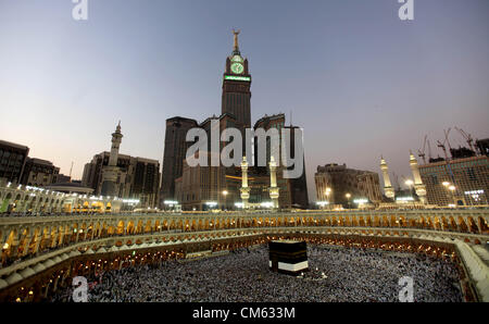 13 octobre 2012 - La Mecque, La Mecque, en Arabie Saoudite - pèlerins musulmans se déplacer autour de la Kaaba dans la grande mosquée pendant le hajj annuel à La Mecque, l'Arabie saoudite, le 12 octobre 2012. Quelque 2,5 millions de musulmans de plus de 160 pays se réunissent chaque année sur les villes islamiques de La Mecque et Médine dans l'ouest de l'Arabie saoudite pour le hadj (pèlerinage Image Crédit : © Moemen Faiz/APA Images/ZUMAPRESS.com) Banque D'Images