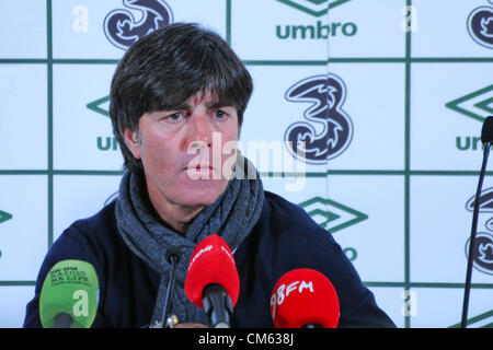 12.10.2012 Dublin, Irlande. Gestionnaire de l'Allemagne Joachim Low en action à la conférence de presse à la suite de la qualification de la Coupe du Monde FIFA 2014 match entre la République d'Irlande et l'Allemagne de l'Aviva Stadium, Dublin, Irlande Banque D'Images