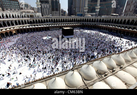 12 octobre 2012 - La Mecque, Arabie saoudite - pèlerins musulmans se déplacer autour de la Kaaba dans la grande mosquée pendant le hajj annuel. Quelque 2,5 millions de musulmans de plus de 160 pays se réunissent chaque année sur les villes islamiques de La Mecque et Médine dans l'ouest de l'Arabie saoudite pour le pèlerinage. (Crédit Image : © Moemen Faiz/APA Images/ZUMAPRESS.com) Banque D'Images