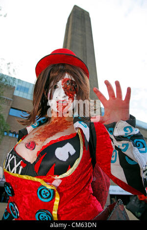 UK, Londres. 13 octobre 2012. Les participants déguisés en zombies en face de la Tate Modern à Londres, Journée mondiale de Zombie la collecte de fonds de bienfaisance à pied pour sensibiliser et aider à soulager la faim et l'itinérance. 50 villes à travers le monde participent. Banque D'Images