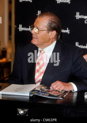 Sir Roger Moore signe des copies de son nouveau livre 'Bond On Bond' à Harrods Londres, Angleterre - 12.10.12. UK. Banque D'Images