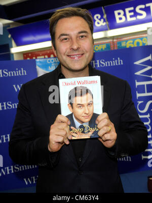 13 octobre 2012. David Walliams signature sa nouvelle autobiographie 'Camp David' à Milton Keynes, Royaume-Uni. Banque D'Images