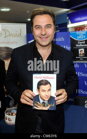 13 octobre 2012. David Walliams signature sa nouvelle autobiographie 'Camp David' à Milton Keynes, Royaume-Uni. Banque D'Images