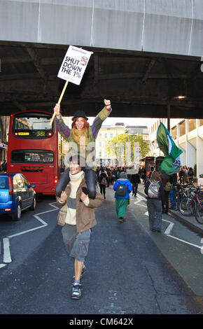 Londres, Royaume-Uni, 13 octobre 2012 Occupy London mars à thecity vers l'hôtel de ville pour marquer son premier anniversaire. Il a également fait partie d'une journée de protestation internationale appelée 'bruit Global Day'. De nombreuses protestations avaient des pots et des casseroles pour faire du bruit pendant tout le rassemblement. Banque D'Images