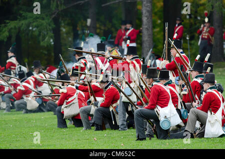 Feu d'infanterie britannique sur l'approche de soldats américains samedi Octobre 13/2012 lors d'un 200e re nous avons passé une reconstitution de la bataille de Queenston Heights, une guerre de 1812, bataille de Queenston (Ontario), Canada. Photo par J.T. Lewis Banque D'Images
